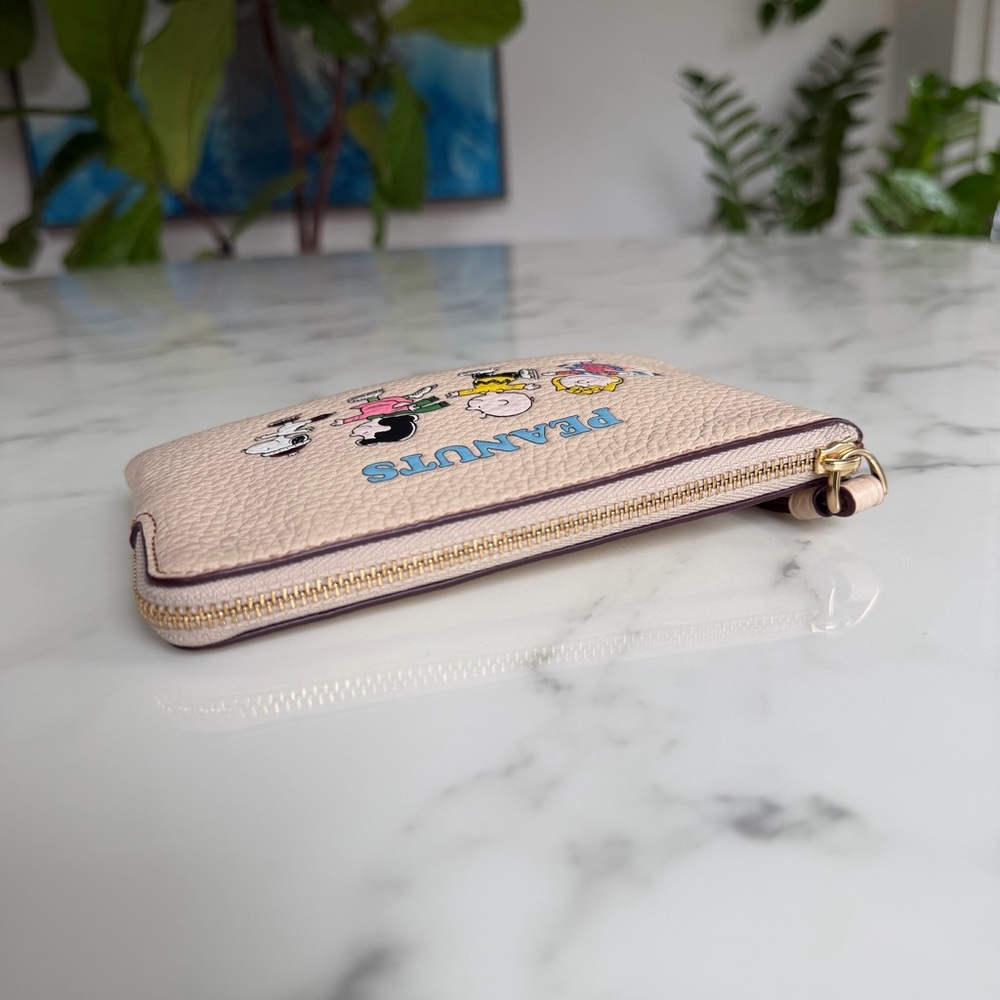 Coach X Peanuts Corner Zip Wristlet With Snoopy And Friends Motif CF213 Ivory - Picture 8 of 11